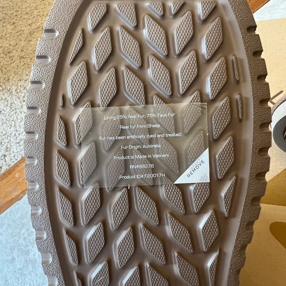 Victoria Short Koolaburra Ugg Boots, Size 9 - Picture 2 of 3